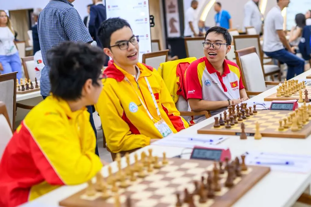 Bành Gia Huy (giữa), Nguyễn Quốc Hy (phải)